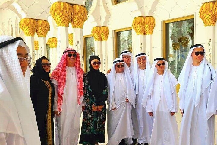Learn-the-culture-and-history-of-the-UAE-on-a-private-Sheikh-Zayed-Mosque-tour-in-Abu-Dhabi