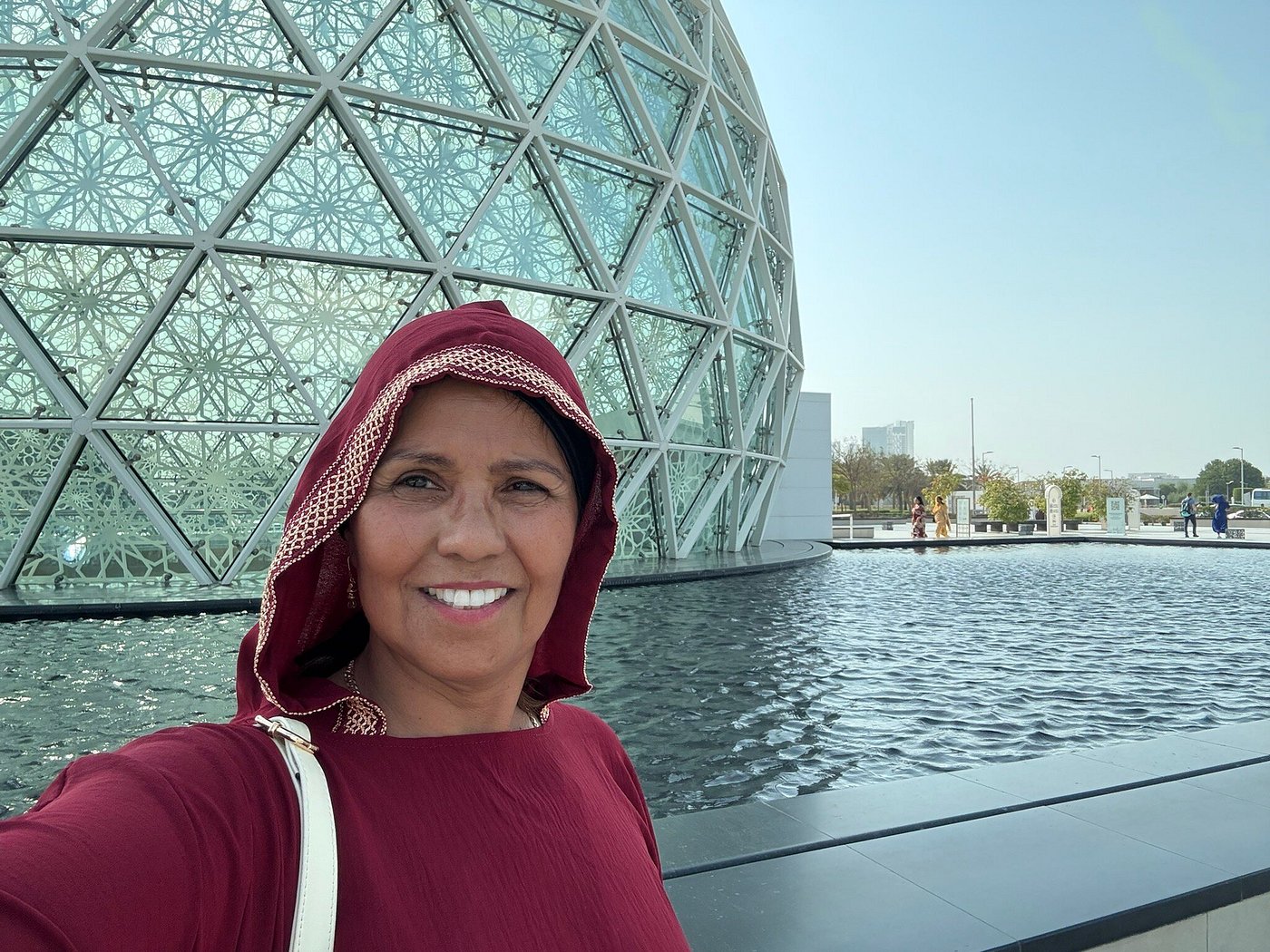 Private tour guests capturing fun selfies at the Grand Mosque’s most popular photo locations