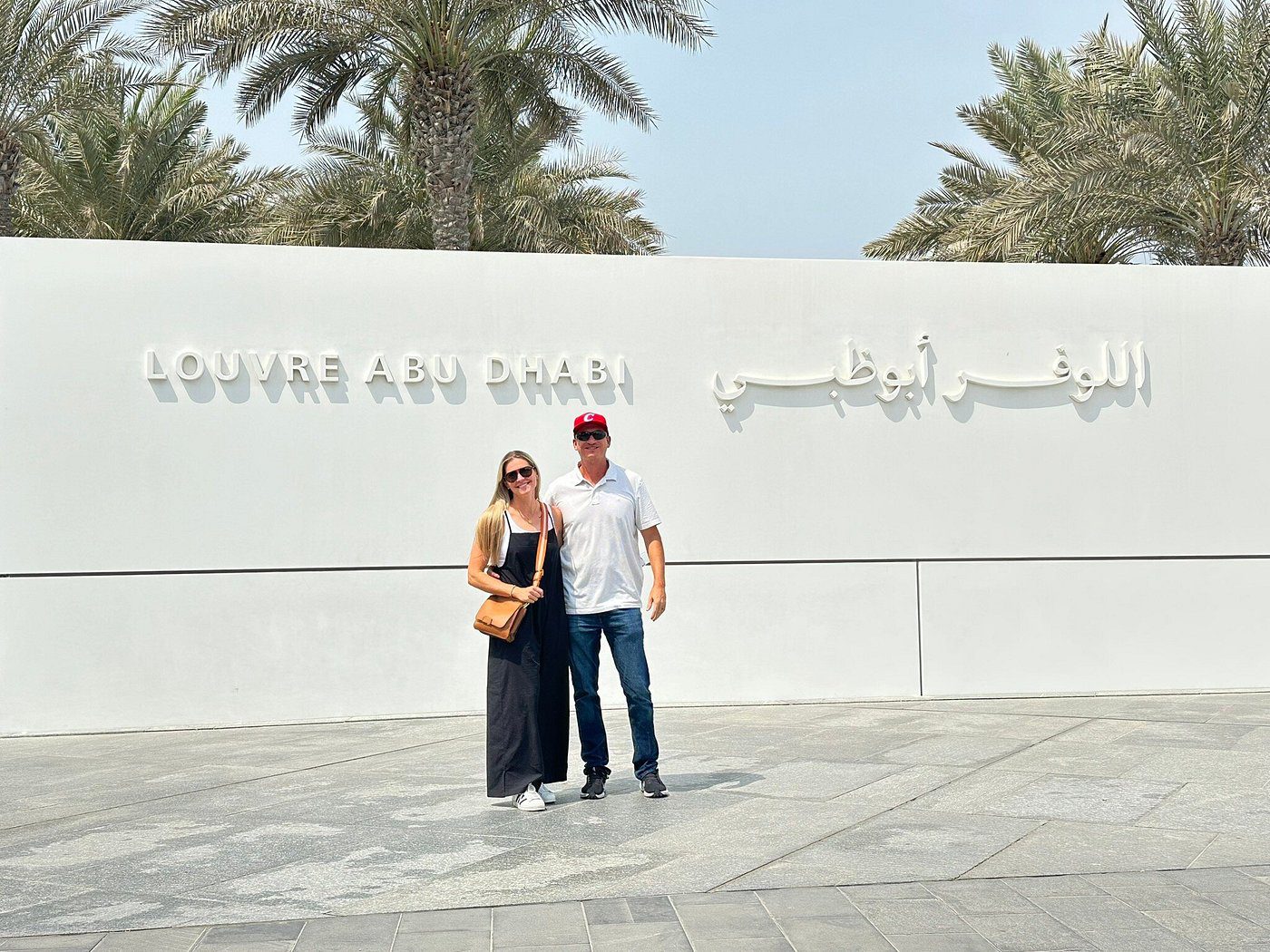 couple infront of louvre abu dhabi
